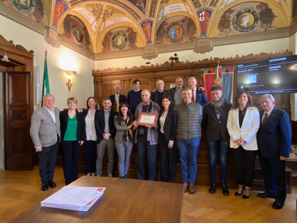 Assisi, il Comune premia Emilio Angeletti: riconoscimento per lo storico custode del Degli Ulivi