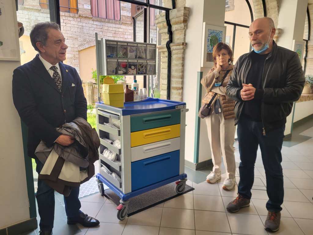 Il Lions Club Gualdo Tadino dona un carrello per terapie