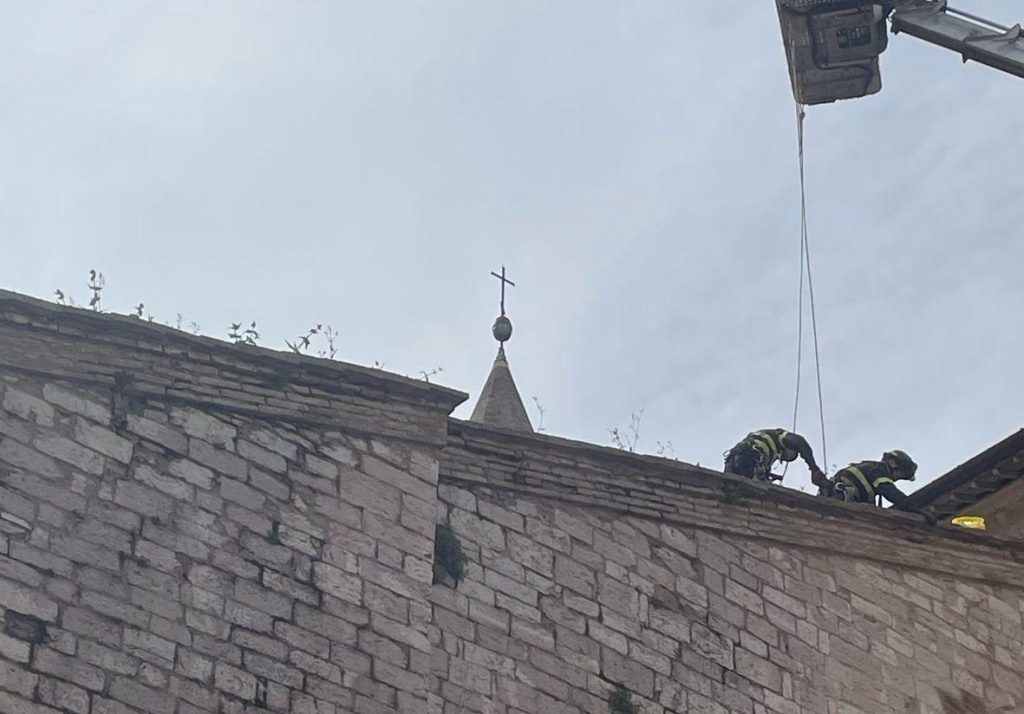 Contrafforti della Basilica di Santa Chiara macchiati d’umidità, verifiche in corso | Foto