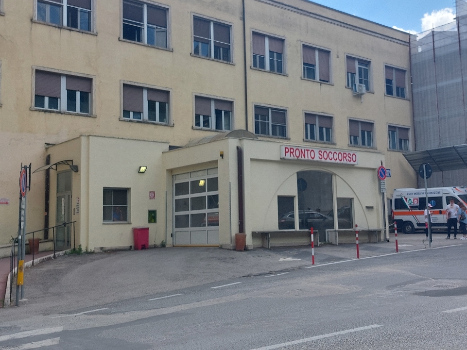 Lesioni gravi al viso per il bimbo aggredito dal cane. “Esame comportamentale” per l’animale