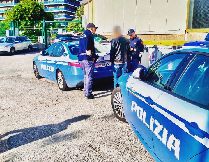 Getta il fumo in strada quando vede la polizia, 20enne nei guai