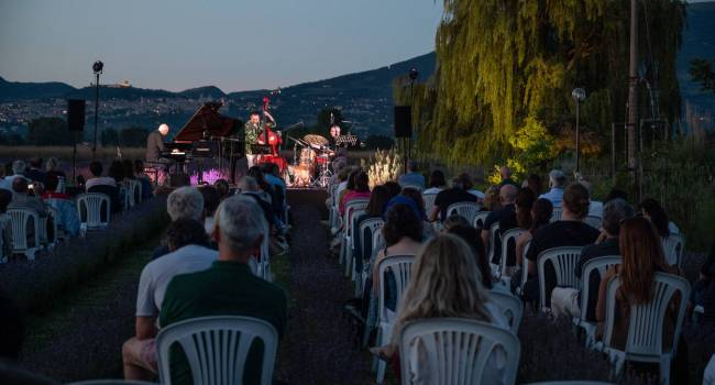 Cambio Festival subito sold out con Mag Trio al Lavandeto e un suggestivo concerto al tramonto