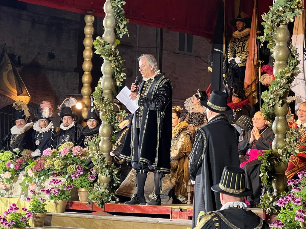 Quintana, il Corteo è uno spettacolo | I binomi per la Giostra | Foto