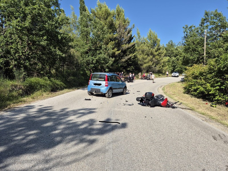 Scontro tra auto e moto sull’Apecchiese, gravissimo centauro