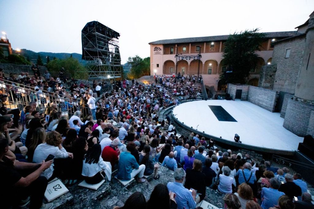 Festival di Spoleto, Mehdi Kerkouche e la famiglia che balla sul Monolito | Super danza al Romano