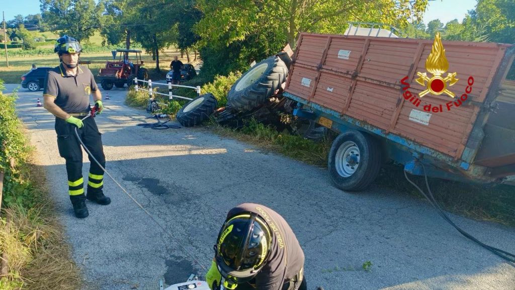 Si ribalta col trattore: illeso, il mezzo recuperato dai pompieri