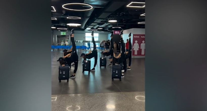 Le Farfalle a Parigi per un’altra medaglia, show all’aeroporto VIDEO