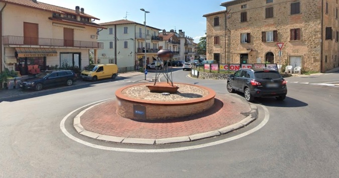 Imbocca rotatoria contromano, provoca incidente e si dà alla fuga | Denunciato 38enne, era ubriaco