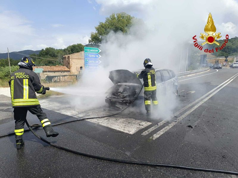 Auto in fiamme, donna riesce a salvarsi e chiedere soccorso