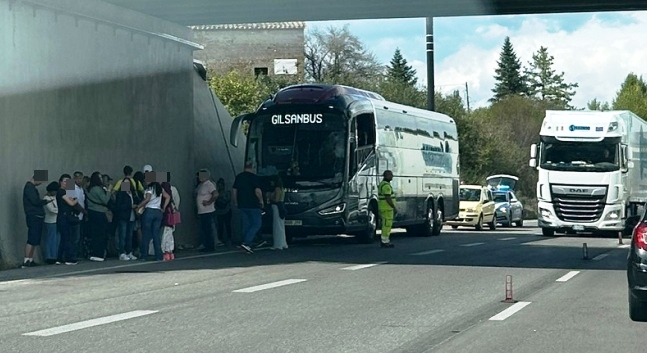 Scontro autobus-camion, tragedia sfiorata sulla E45 | Dieci feriti lievi e tanta paura