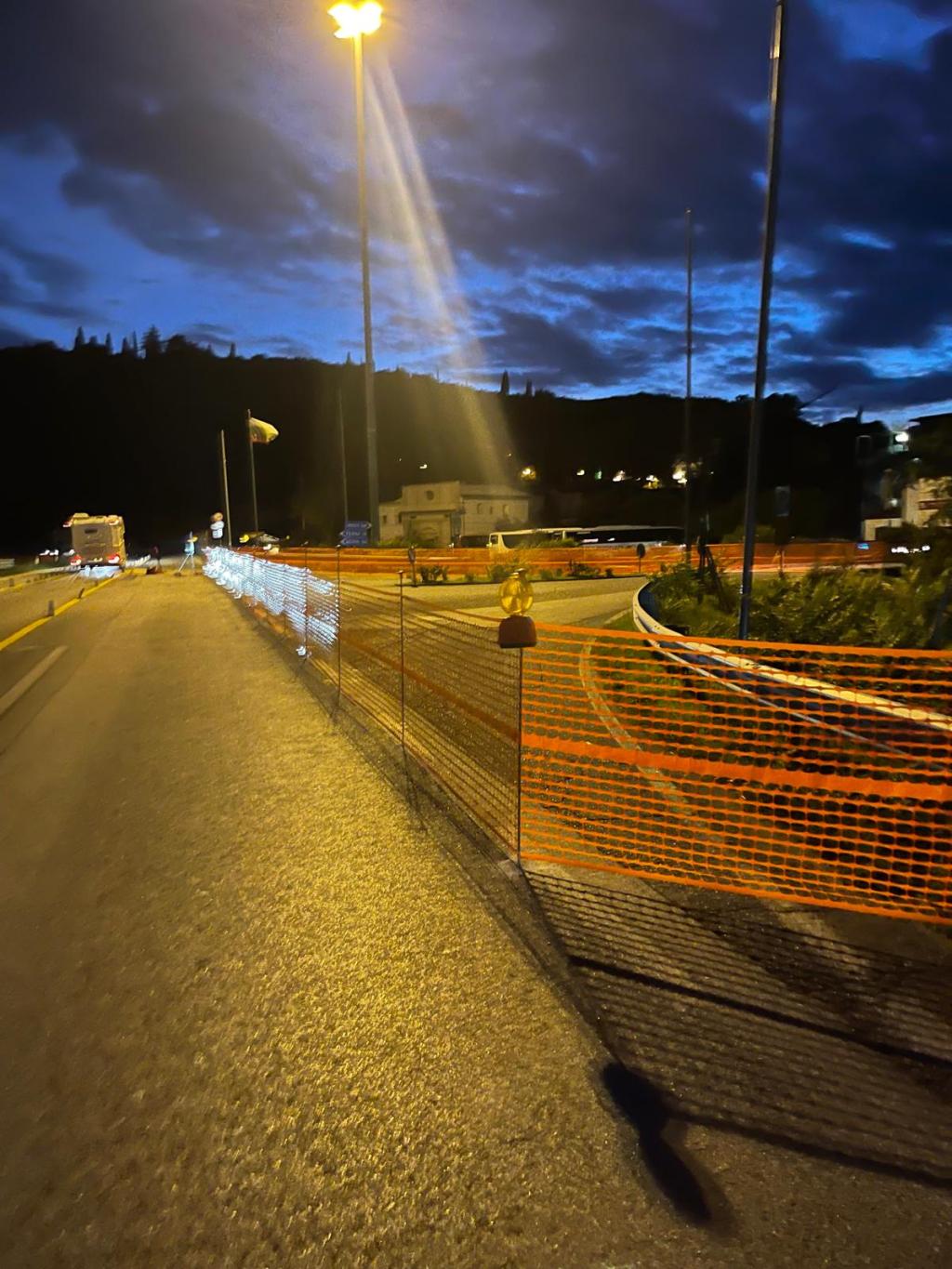 Flaminia, i lavori della rotatoria mandano in tilt traffico e aziende | Video