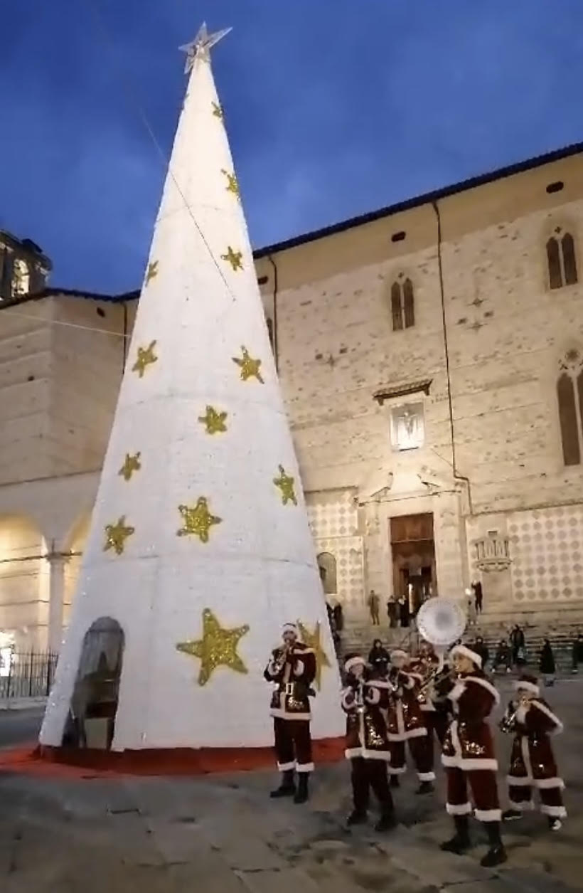 La musica dei Babbo Natale accende la festa a Perugia VIDEO Il programma fino al 6 gennaio