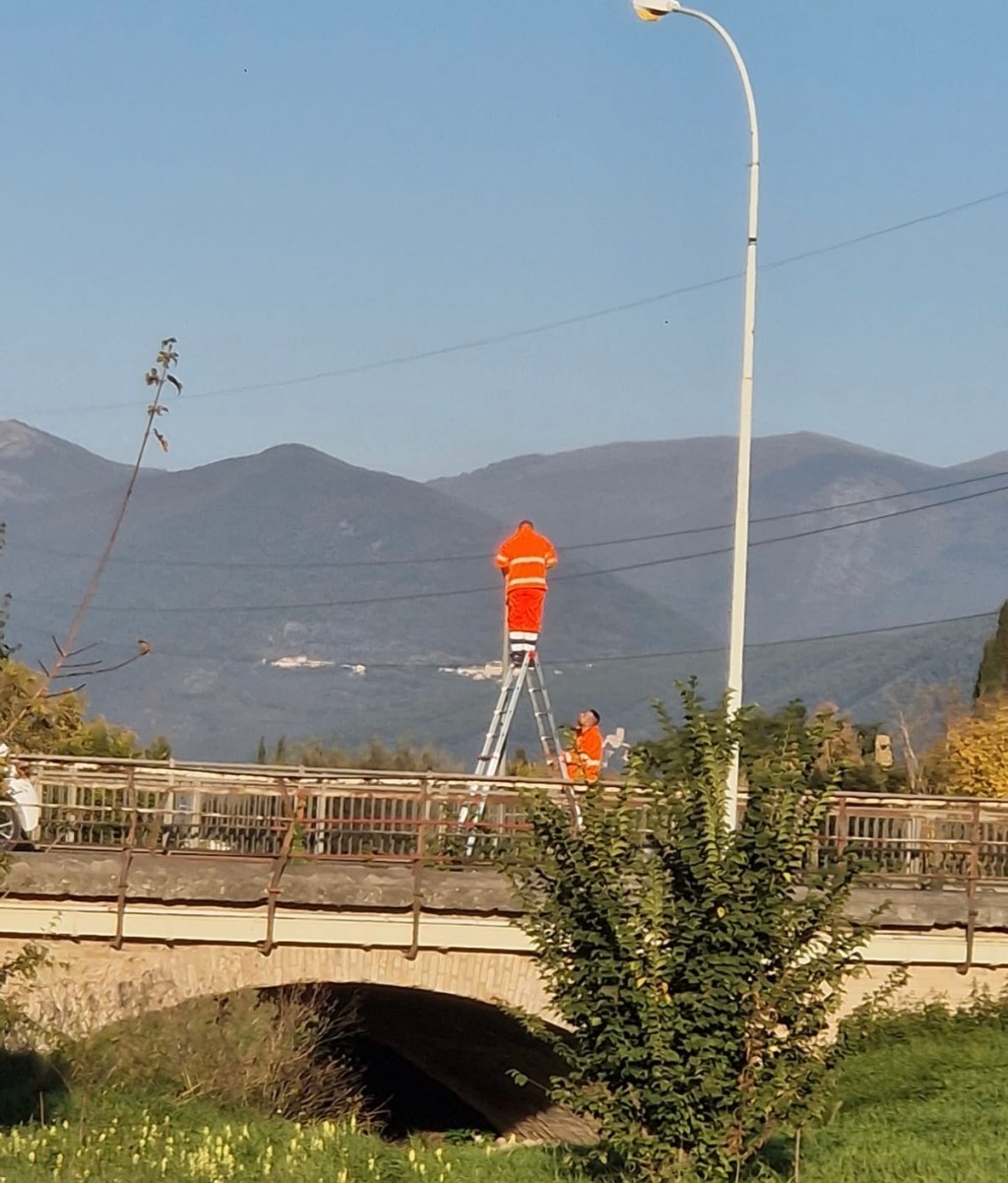 Operai a rischio sicurezza per manutenere la luce pubblica | Foto