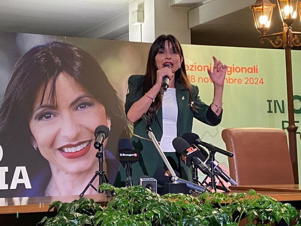 Soldi pubblici al marito della Proietti, che replica alle accuse: “Tutto regolare, querelo”