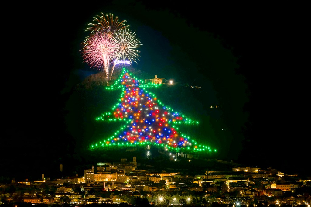 Acceso a Gubbio l’albero di Natale da record con l’omaggio ai vigili del fuoco