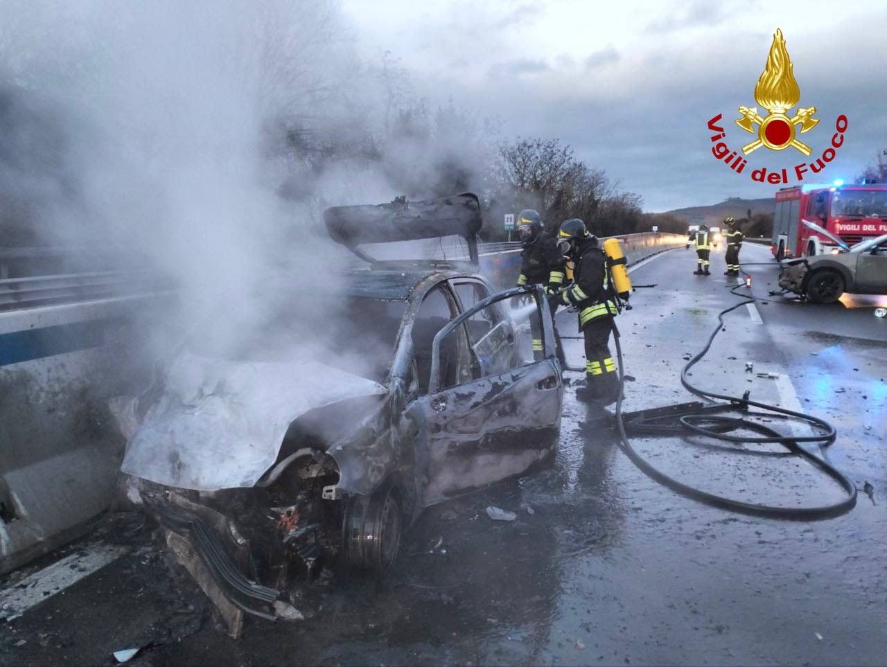 Incidente Sul Raccordo Un Auto Va A Fuoco Due Feriti