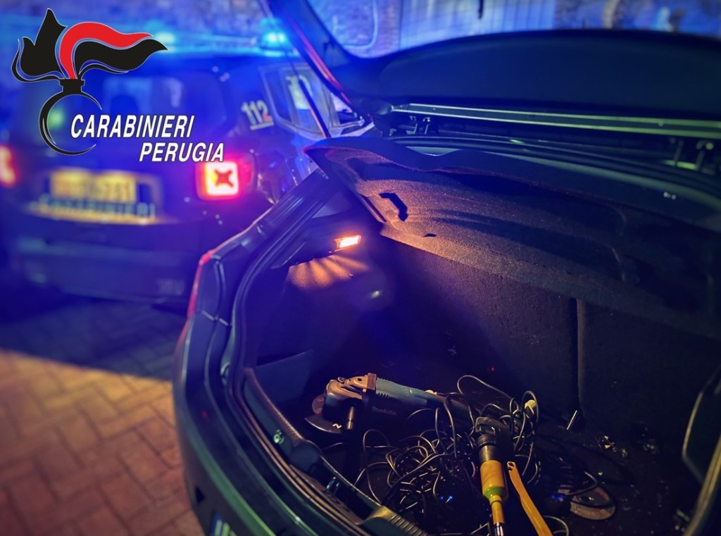 Tre uomini incappucciati tentano furto in abitazione, messi in fuga dai carabinieri