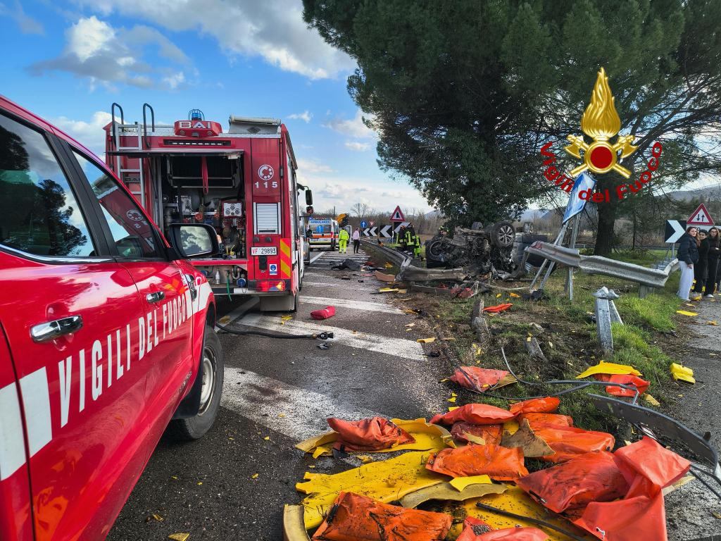 Auto si ribalta, incidente sulla E45: muore 55enne | Aggiornamenti