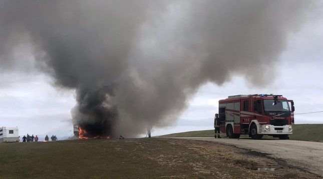 Camper divorato dalle fiamme, ustioni gravi per bimba e genitori