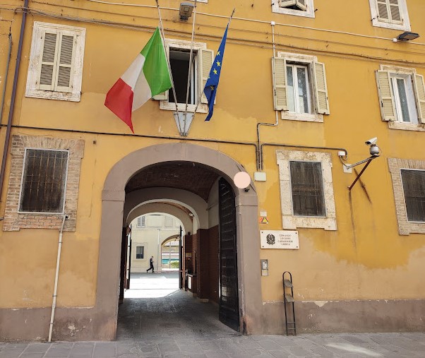 Fugge dal fidanzato violento, studentessa si rifugia dai carabinieri. Arrestato 24enne