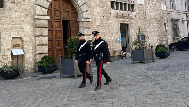 Rubano alcolici e danneggiano 8 auto in sosta, denunciati due minori di 15 e 13 anni