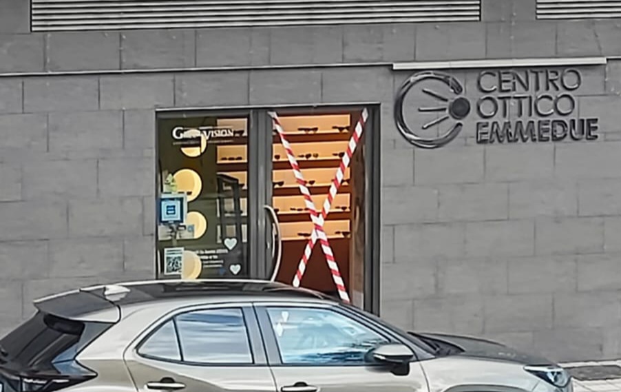 Spaccata all’alba al centro ottico, indagano i carabinieri