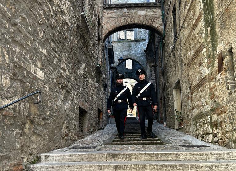 Cadavere trovato in un parcheggio | Indagano Carabinieri