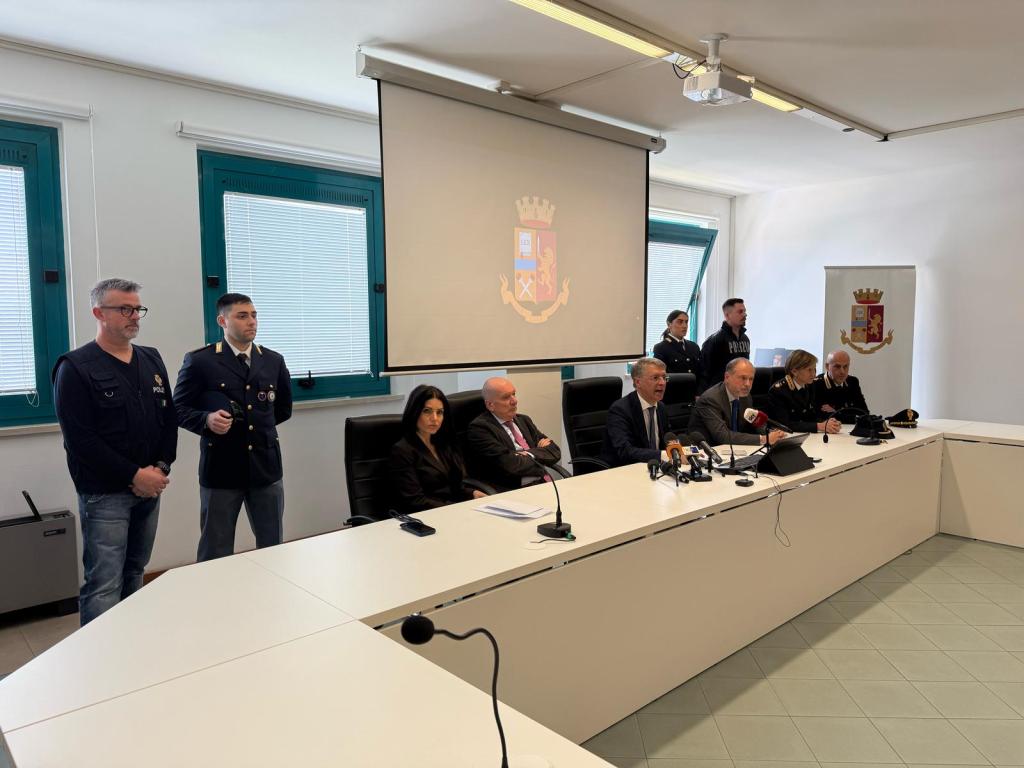 Morte Andrea Prospero, 18enne arrestato dalla polizia “Trappola virtuale”. Un altro indagato per i farmaci | Aggiornamenti