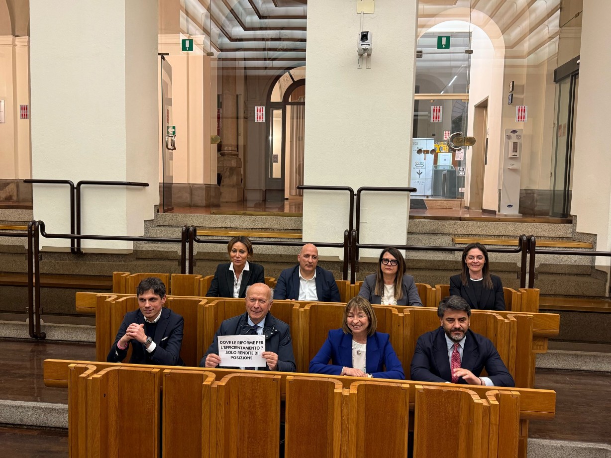 i consiglieri di opposizione occupano il Consiglio regionale