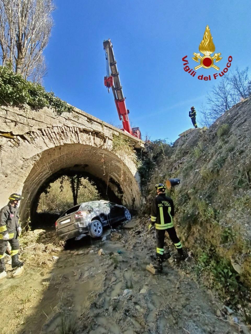 Auto in un fosso lungo la vecchia Contessa, all’interno giovane senza vita