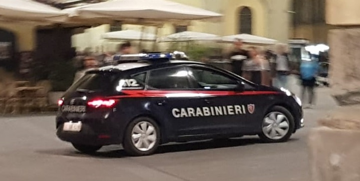 Violenta aggressione in centro “Si sono scagliati in 10 contro 3, mai vista cosa simile” | Ragazzo in ospedale
