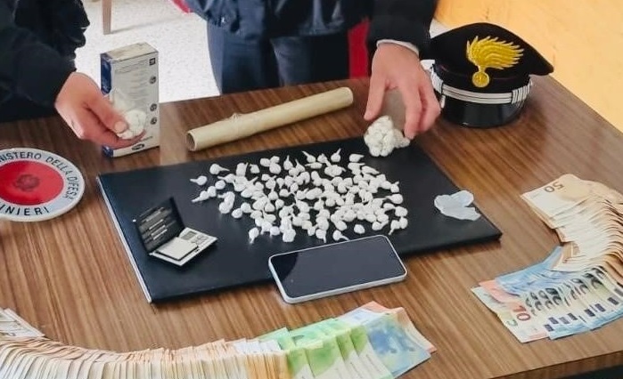 Sorpreso con oltre 170 dosi di cocaina da spacciare, arrestato 23enne