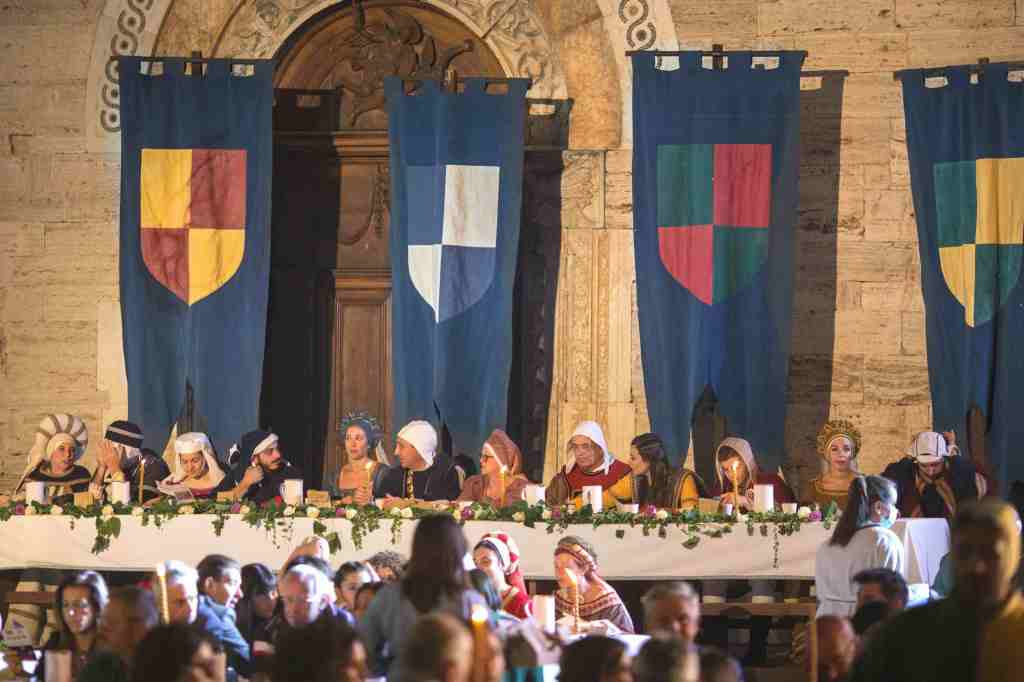 Vizi e virtù in tavola, con Boccaccio e il Decameron. Torna il Banchetto Medievale del Mercato delle Gaite di Bevagna