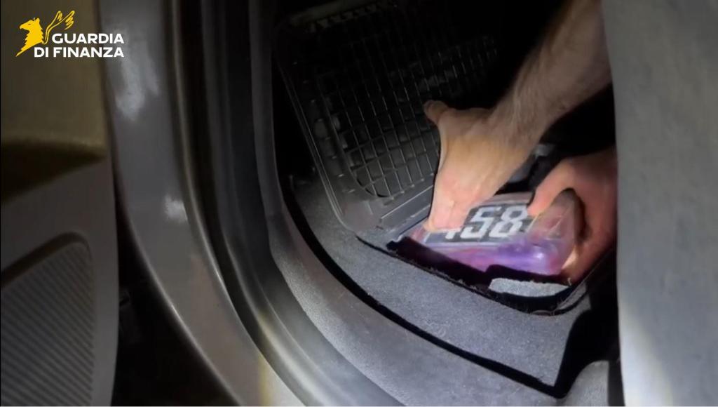 Nascondeva 25 kg di cocaina tra Spello e Foligno, arrestato. Trovata pure pistola rubata