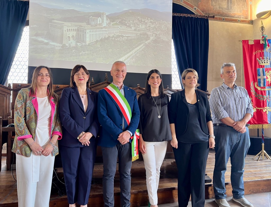 Assisi, ecco la Giunta (rosa) Stoppini: Cavallucci vice. Chi entra in Consiglio | Video