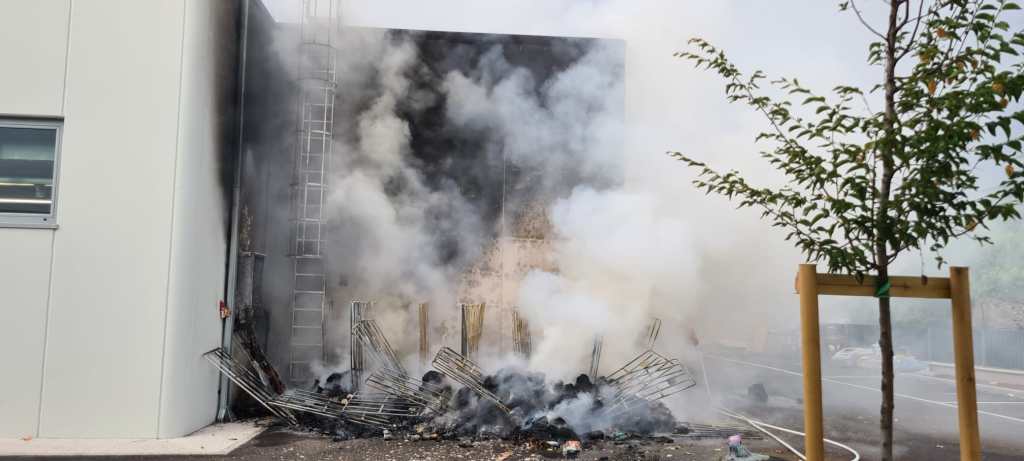 Incendio fuori da supermercato vicino alla E45, polstrada e pompiere in congedo evitano il peggio | Foto