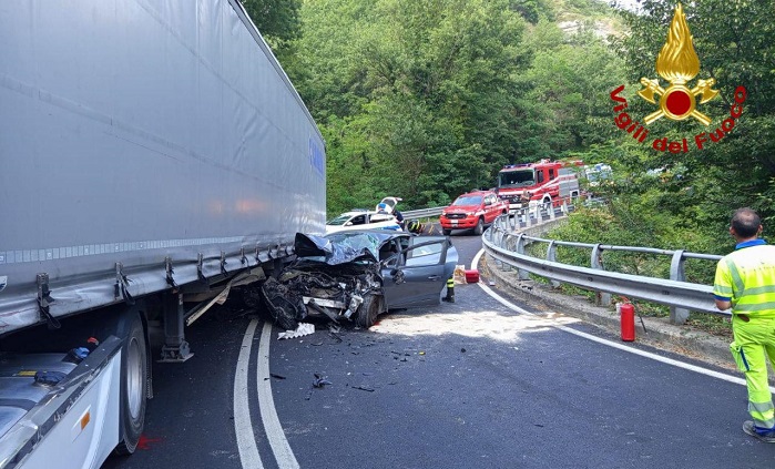Scontro auto-camion in curva, due 20enni in ospedale
