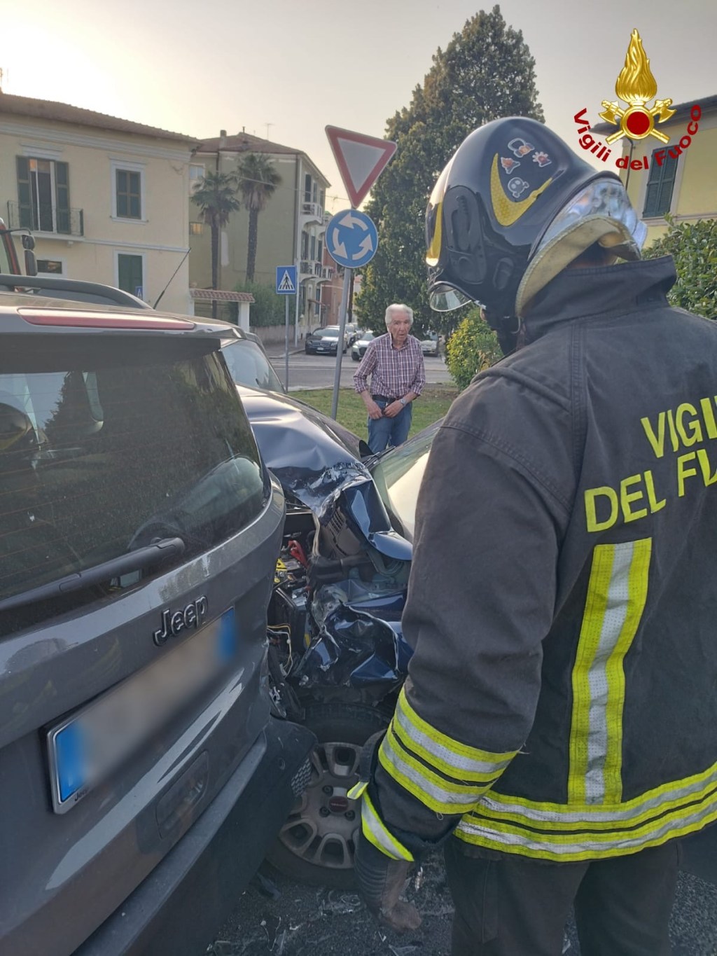 Tre ternani feriti nell’incidente in piazza Luther King, foto