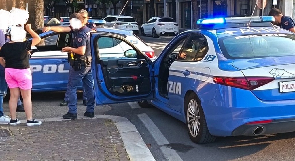 Esce dal Commissariato e lo riconosce in strada: il ladro fermato dalla polizia