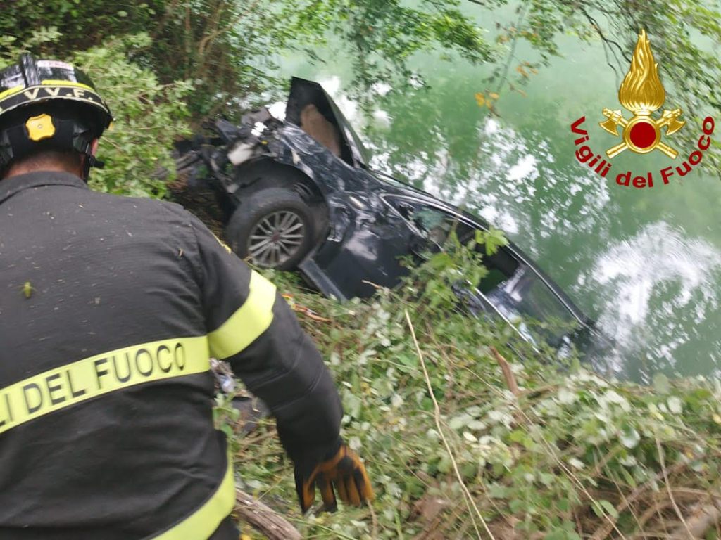 Esce di strada, l’auto finisce nel fiume Nera: “ripescato” dai vigili del fuoco