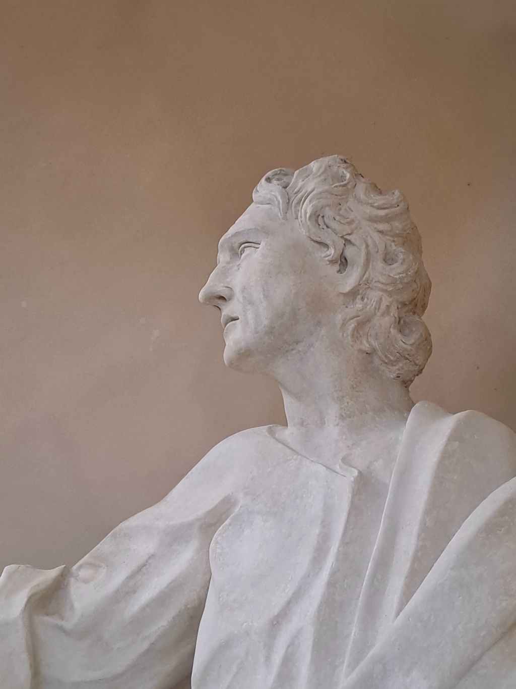 La statua dell’apostolo danneggiata dal sisma del 2016 torna a splendere nel tempio della Consolazione