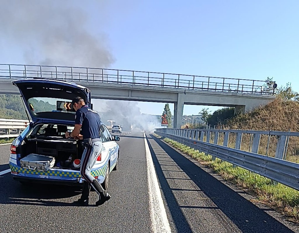 Auto in fiamme lungo l’autostrada A1 in Umbria, 5 km di coda