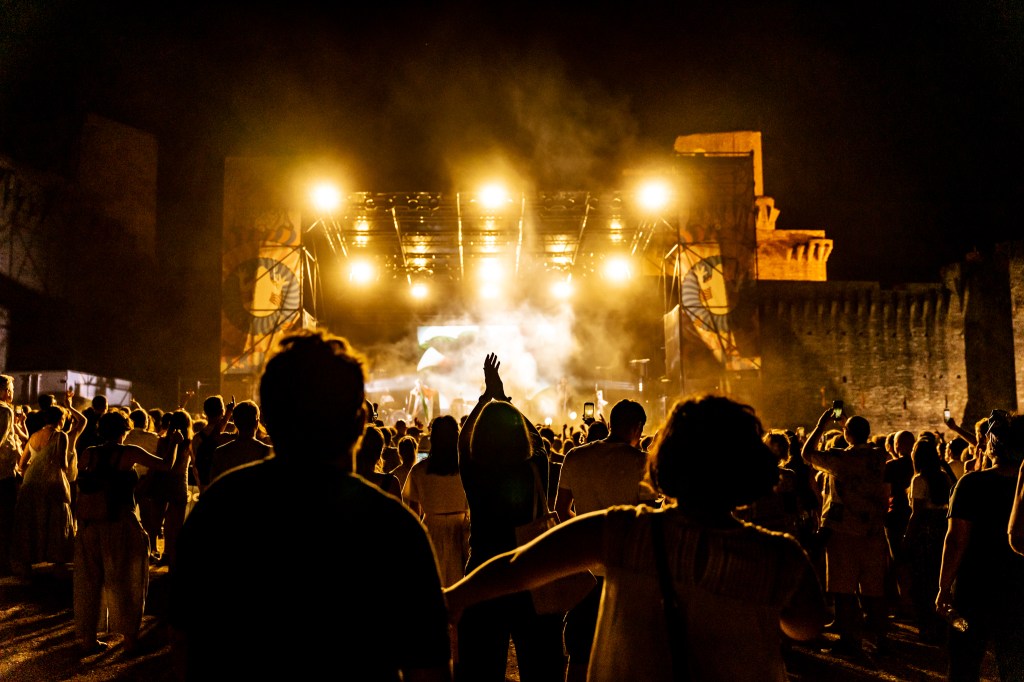 Fabri Fibra alla Rocca Maggiore di Assisi ad aprire l’edizione numero 14 del Riverock Festival