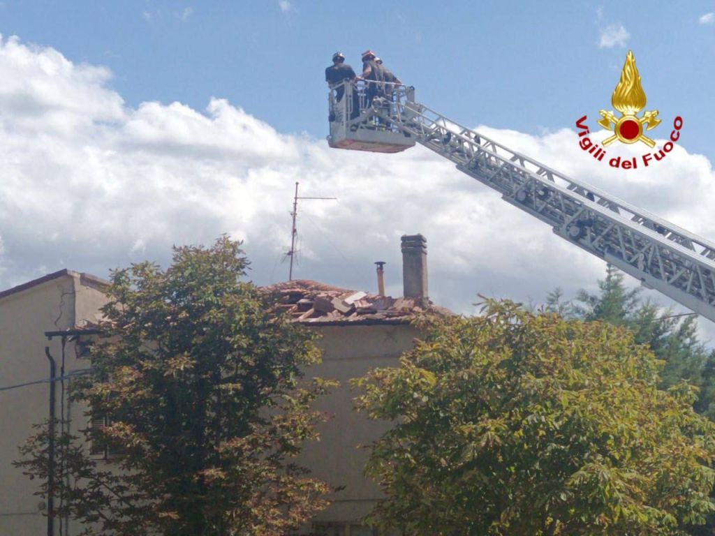 Tromba d’aria a Gualdo Cattaneo, tanti danni: interventi in corso