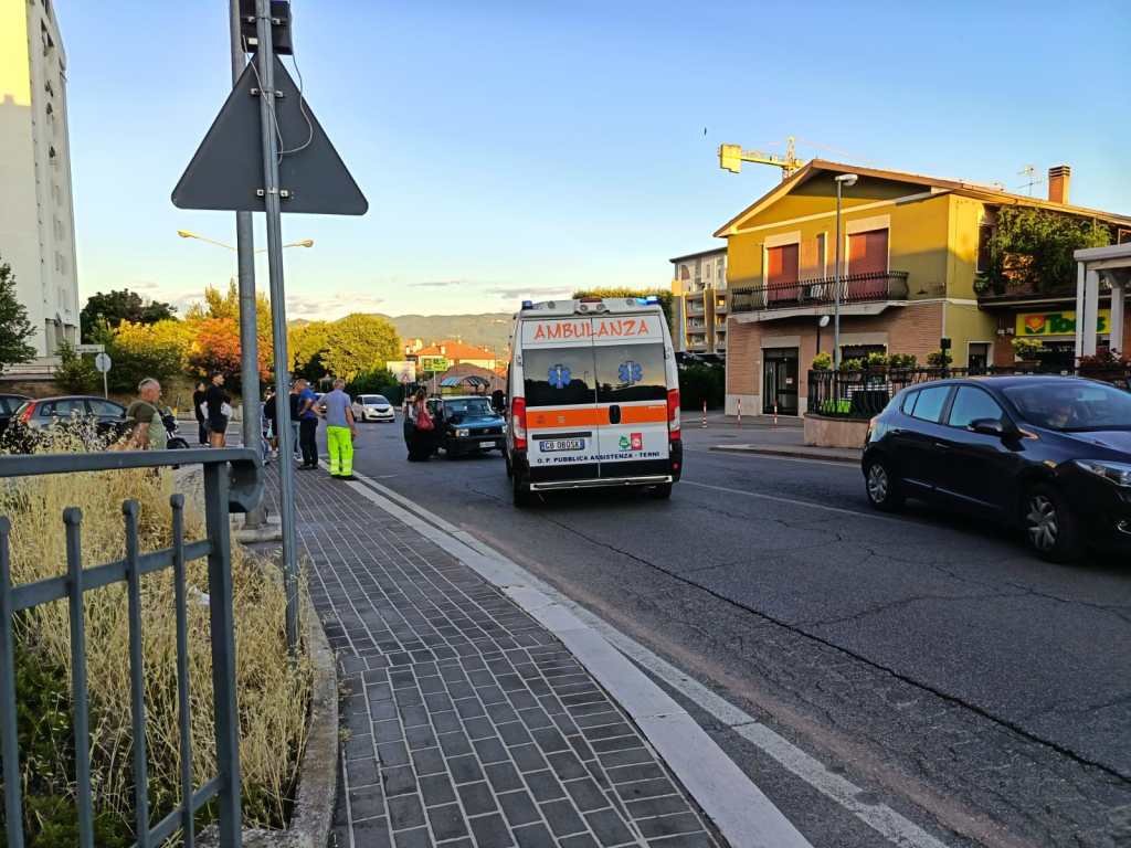 Pedone investito a Terni, portato in ospedale