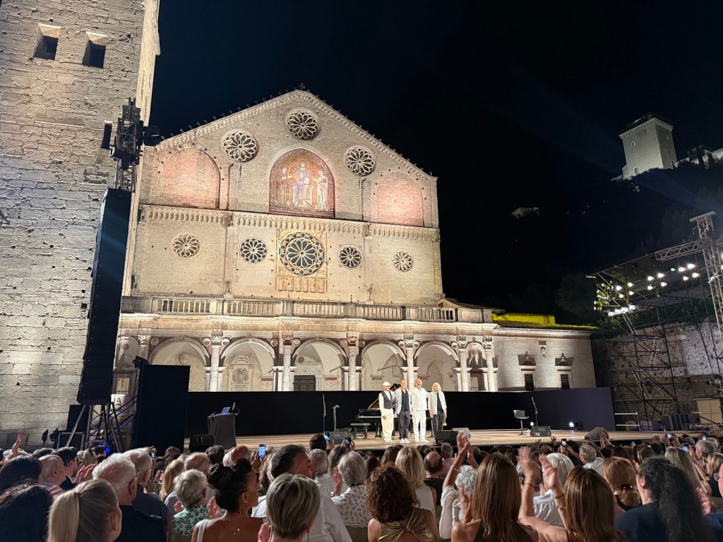 Le parole di Baricco e il “saluto” di Rava: piazza Duomo testimone del “Duello” tra i due Bollani