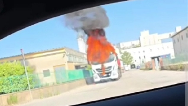 Prende fuoco cabina di un camion, intervento dei vigili del fuoco