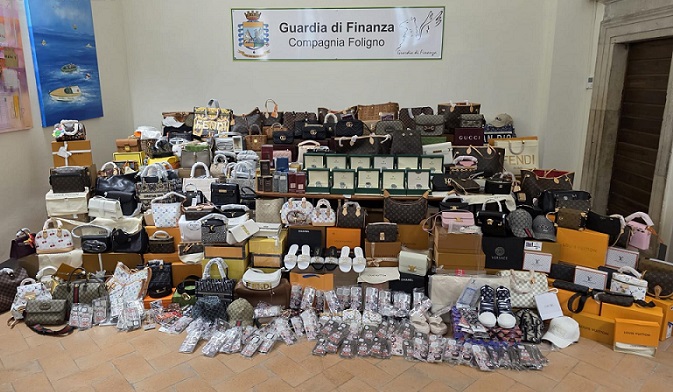 Vendeva prodotti falsi su Tik Tok, maxi sequestro di oltre 2300 articoli | Denunciato imprenditore