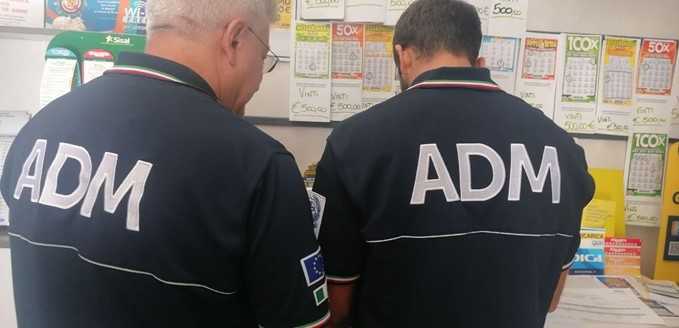 Vendono beni di lusso ed evadono l’iva per 11 milioni di euro: denunciati in 18 dall’Adm