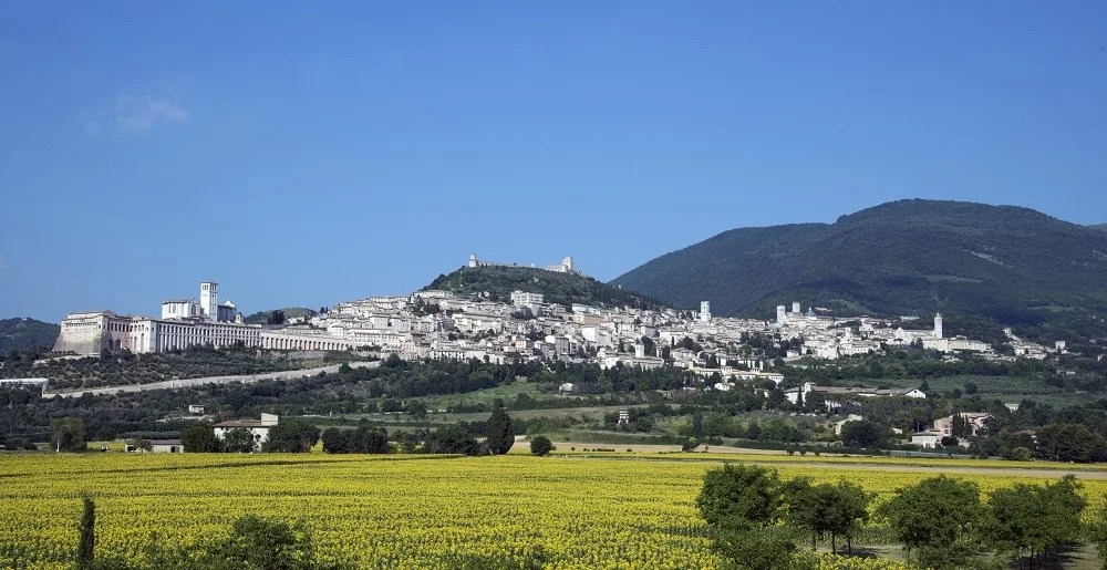 Assisi ritocca all’insù la tassa di soggiorno: un euro in più per tutte le categorie